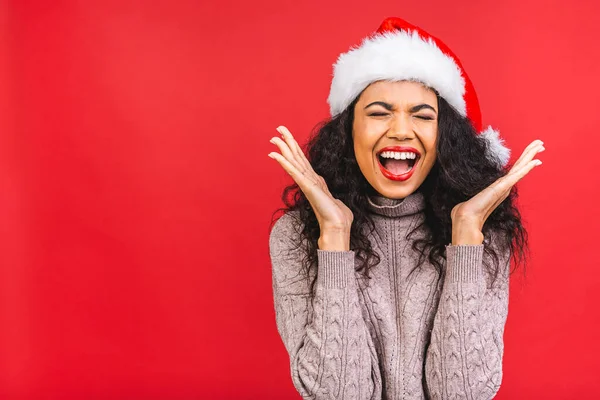 Kırmızı Arka Planda Izole Edilmiş Noel Baba Şapkası Giyen Güzel — Stok fotoğraf