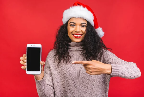 Šťastný Vzrušený Africký Američan Žena Červené Santa Claus Klobouk Mobilním — Stock fotografie