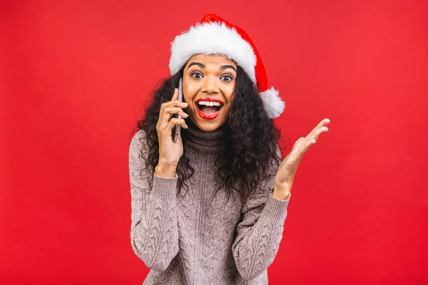 Šťastný Vzrušený Africký Američan Žena Červené Santa Claus Klobouk Mobilním — Stock fotografie