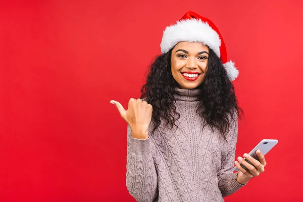 Šťastný Vzrušený Africký Američan Žena Červeném Santa Claus Klobouk Mobilním — Stock fotografie