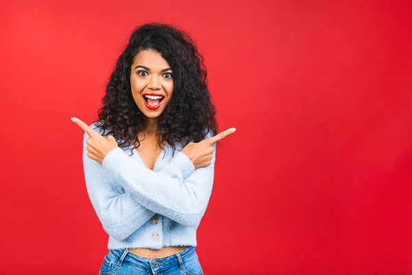 Porträtt Glad Ung Afrikansk Krullig Kvinna Pekar Finger Upp Kopia — Stockfoto