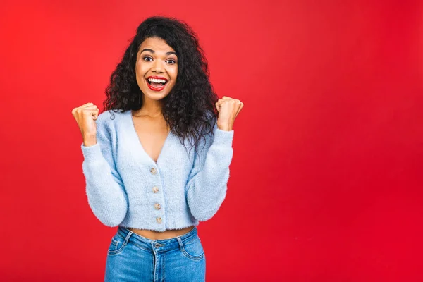 Buon Vincitore Ritratto Una Giovane Donna Nera Afroamericana Felice Che — Foto Stock