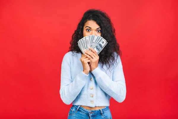 Retrato Una Alegre Joven Afroamericana Rizada Sosteniendo Billetes Dinero Celebrando — Foto de Stock