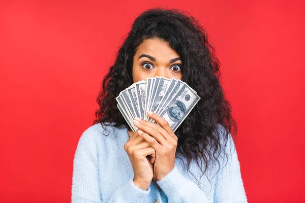 Retrato Una Alegre Joven Afroamericana Rizada Sosteniendo Billetes Dinero Celebrando — Foto de Stock