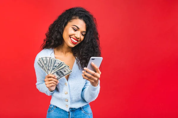 Retrato Una Alegre Joven Afroamericana Rizada Sosteniendo Billetes Dinero Celebrando — Foto de Stock