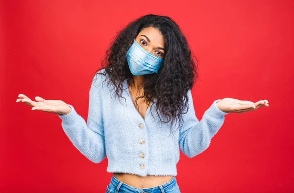 Concepto Salud Pandemia Seguridad Mujer Joven Afroamericana Que Usa Mascarilla — Foto de Stock