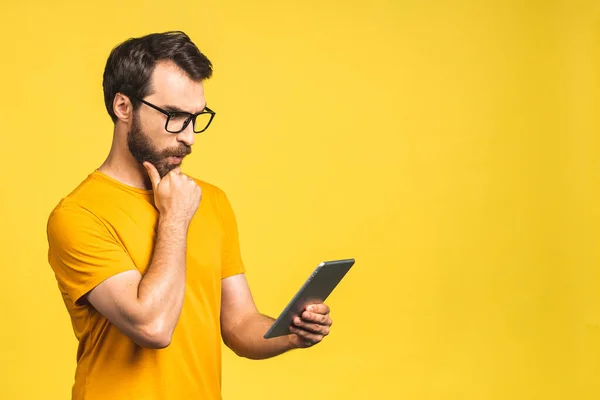 Verbazingwekkende Gelukkig Bebaarde Man Met Behulp Van Digitale Tablet Kijken — Stockfoto