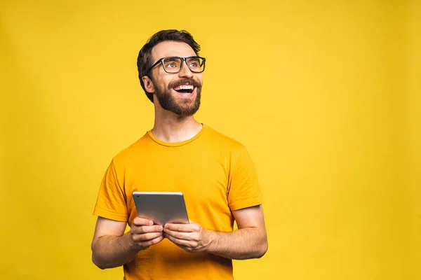 Boldog Fiatalember Alkalmi Álló Használja Tabletta Számítógép Elszigetelt Sárga Háttér — Stock Fotó