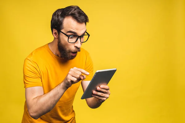 Erstaunt Glücklich Bärtiger Mann Mit Digitalem Tablet Schaut Schockiert Über — Stockfoto