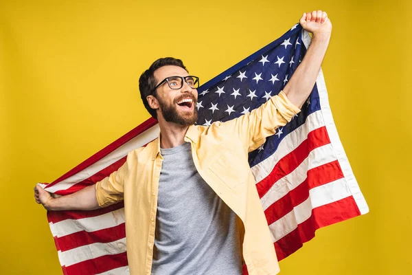 Retrato Joven Barbudo Feliz Sosteniendo Una Bandera Estadounidense Aislada Sobre Fotos De Stock Sin Royalties Gratis