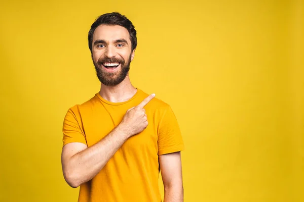 Mira Allí Feliz Joven Barbudo Guapo Hombre Casual Apuntando Hacia Imagen De Stock