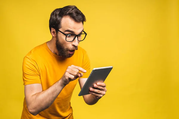 Sorprendido Hombre Barbudo Feliz Utilizando Tableta Digital Mirando Sorprendido Por Imagen De Stock