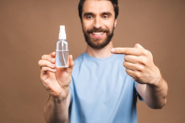 Erkek elleri yıkama jel dezenfektanı jel pompası kullanarak koronavirüsü ve bakterileri, sağlık hizmetleri konseptini korur. Yakın plan..