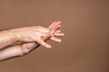 Erkek elleri yıkama jel dezenfektanı jel pompası kullanarak koronavirüsü ve bakterileri, sağlık hizmetleri konseptini korur. Yakın plan..