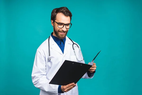 Feliz Sonriente Barbudo Médico Hombre Escribir Receta Portapapeles Aislado Sobre — Foto de Stock