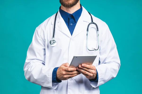 Retrato Joven Médico Barbudo Con Estetoscopio Sobre Cuello Con Una — Foto de Stock