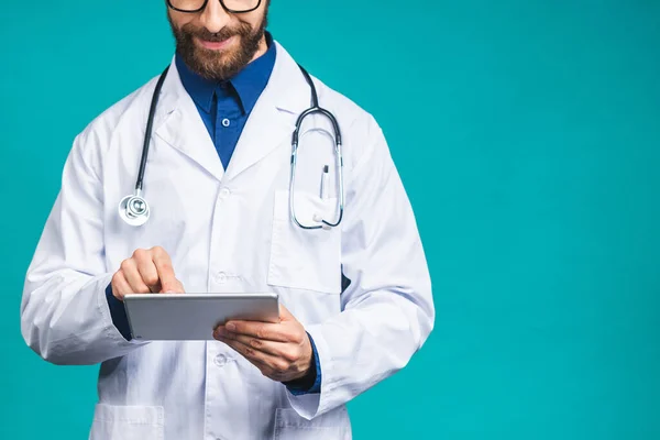 Retrato Joven Médico Barbudo Con Estetoscopio Sobre Cuello Con Una — Foto de Stock