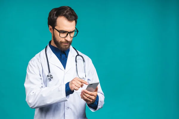 Joven Doctor Mandando Mensajes Teléfono Inteligente Aislado Sobre Fondo Azul — Foto de Stock