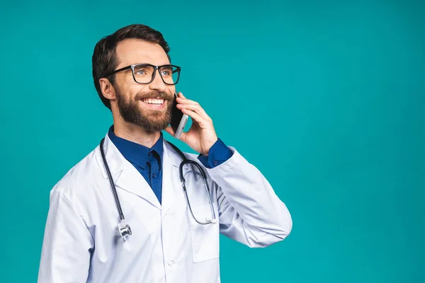 Primer Plano Guapo Joven Médico Aislado Sobre Fondo Azul Hablando — Foto de Stock