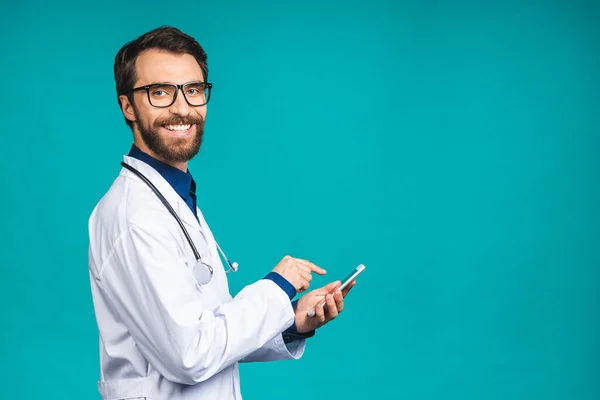 Joven Doctor Mandando Mensajes Teléfono Inteligente Aislado Sobre Fondo Azul — Foto de Stock