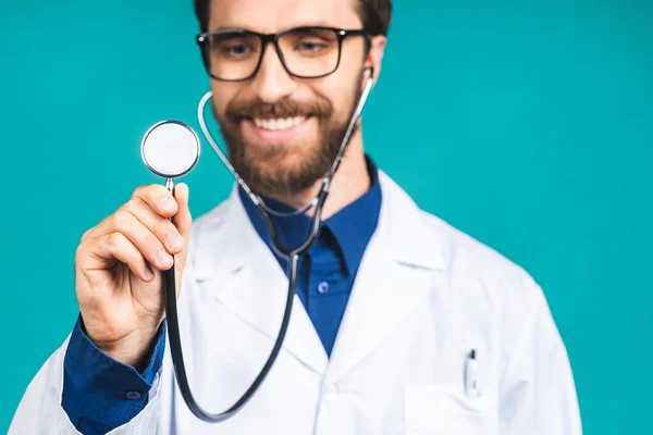 Portretul Tânărului Doctor Barbă Stetoscop Deasupra Gâtului Haină Medicală Picioare Imagine de stoc