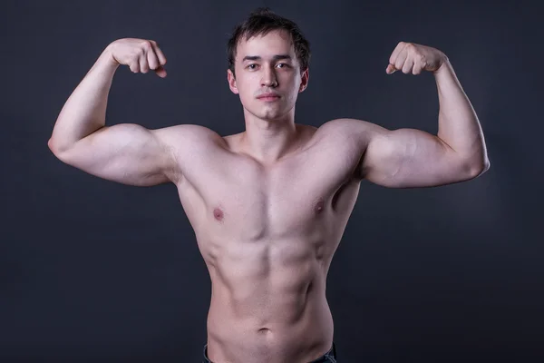 Homme montrant des biceps — Photo