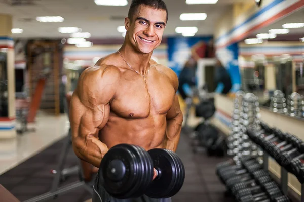 Bodybuilder in gym — Stockfoto