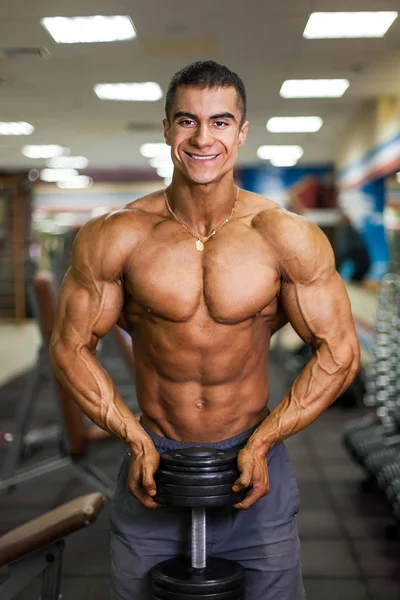 Bodybuilder in gym — Stockfoto