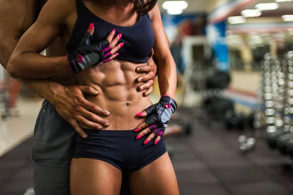 Torso di atleta ragazza in palestra — Foto Stock