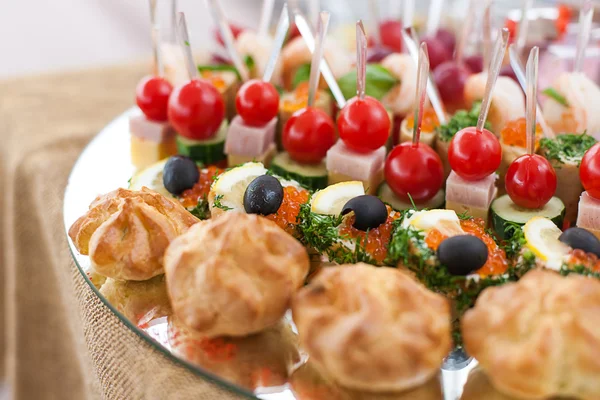 Tablett mit Canape am Buffet — Stockfoto