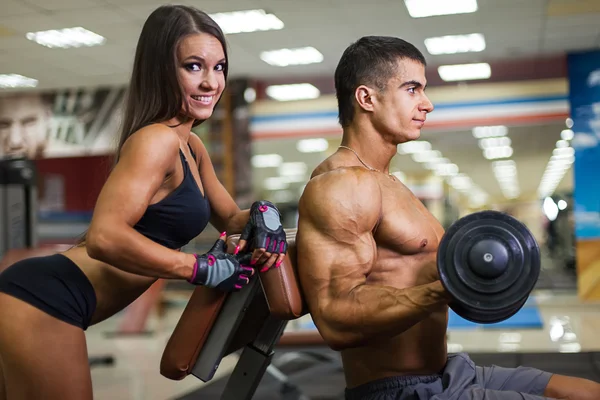 Couple assist in weighting each other — Stock Photo, Image