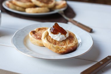 Peynirli krep, kahve kahvaltı ve reçel