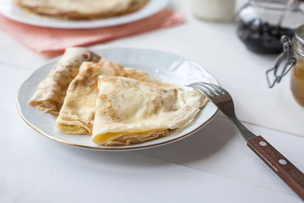 Frukost med pannkakor, sylt, honung och mjölk — Stockfoto