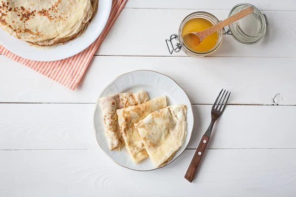 Breakfast with pancakes and honey — Stock Photo, Image