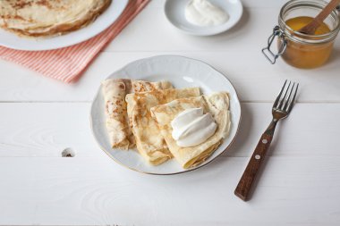 Krep, reçel, bal ile Servis Kahvaltı