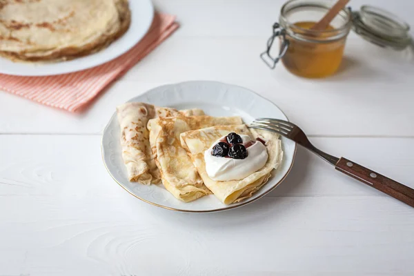 Frukost med pannkakor, sylt, honung — Stockfoto