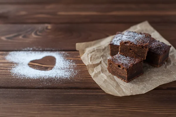 Choklad brownie med strösocker hjärta — Stockfoto