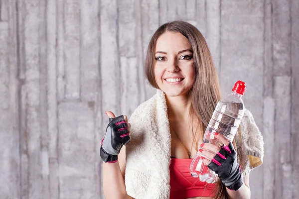 Fitness tjej med flaska vatten — Stockfoto