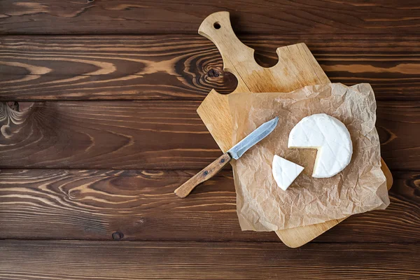 Camembert mit Messer — Stockfoto