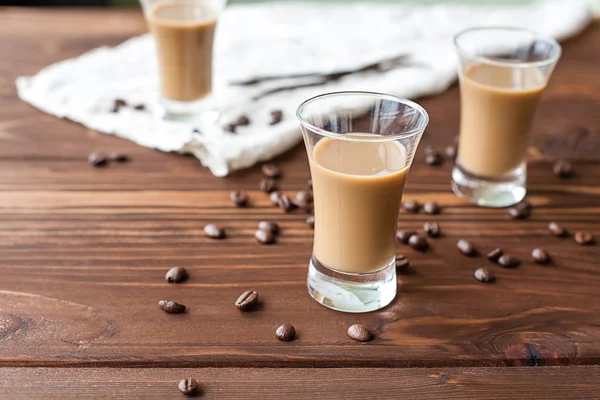 Kahve likörü kahve çekirdekleri ile — Stok fotoğraf