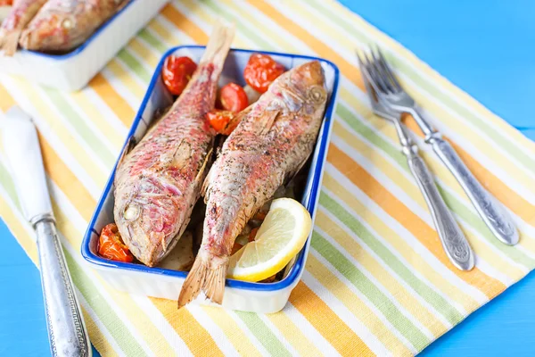 Mullet vermelho cozido com legumes — Fotografia de Stock