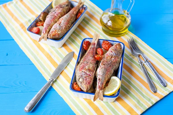 Salmonete rojo cocido con verduras — Foto de Stock