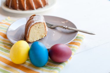 Paskalya kek ve renkli yumurta