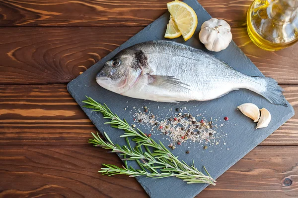 Dorado cru na bandeja de ardósia com ervas — Fotografia de Stock