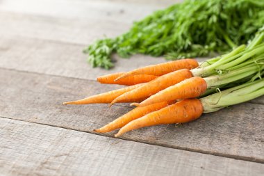 ahşap zemin üzerine havuç