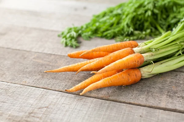 Carota sullo sfondo di legno — Foto Stock