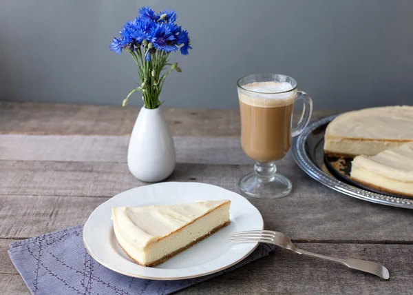 Cheesecake with coffee — Stock Photo, Image