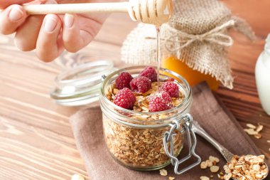 Granola yulaf gevreği ve meyve ile