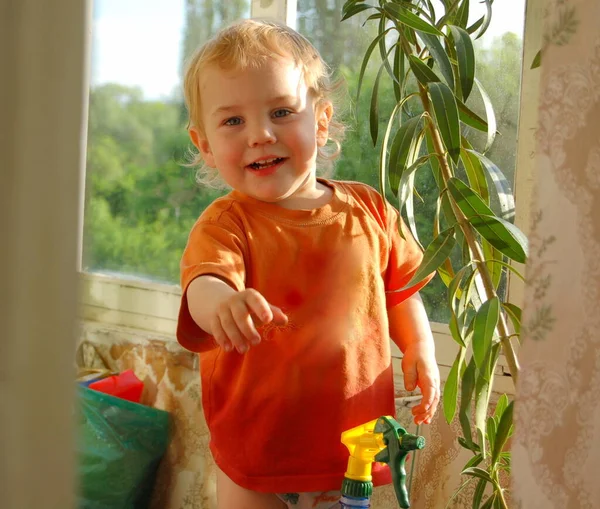 Portret Van Een Schattige Krullende Baby Jongen Zomer Het Interieur — Stockfoto