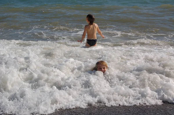 Crianças Meninos Irmãos Nadando Mar Verão Brincando Nas Ondas — Fotografia de Stock